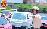 Nắng nóng 41 độ C, khách du lịch ở Hà Nội phải cầm quạt khi đi dạo